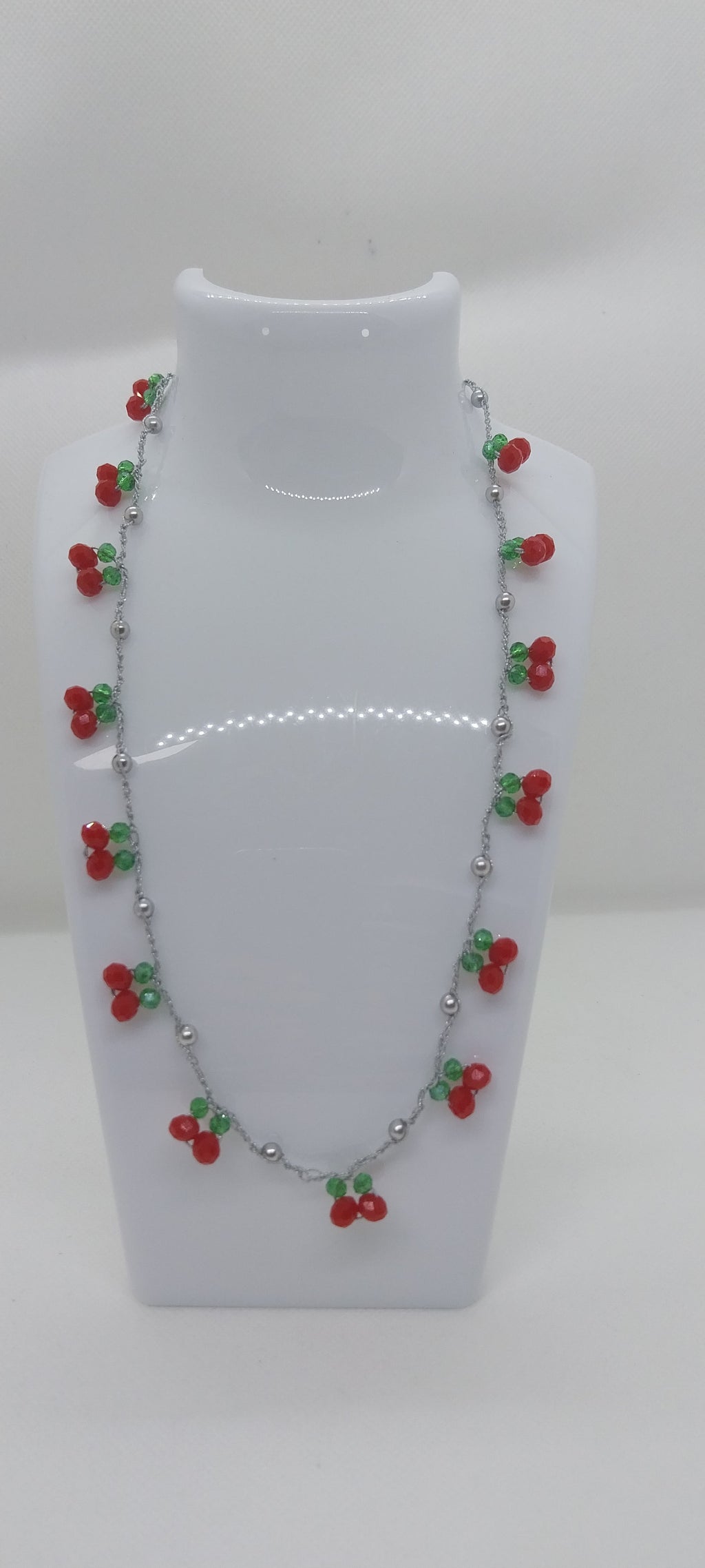 Collier cerises sur présentoir