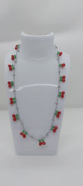 Collier cerises sur présentoir