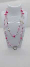 Collier coquillage rose et cœur sur présentoir