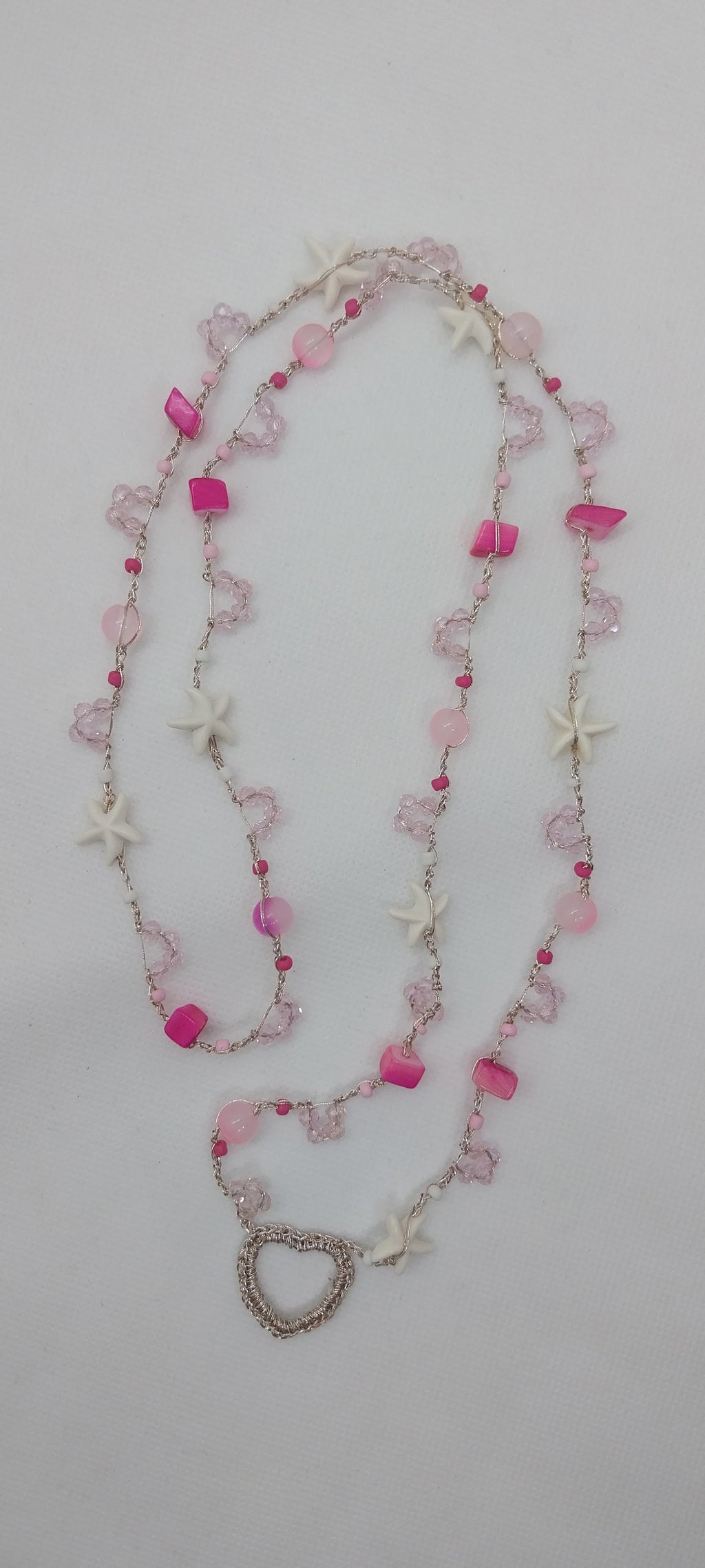 Collier coquillage rose et cœur porté