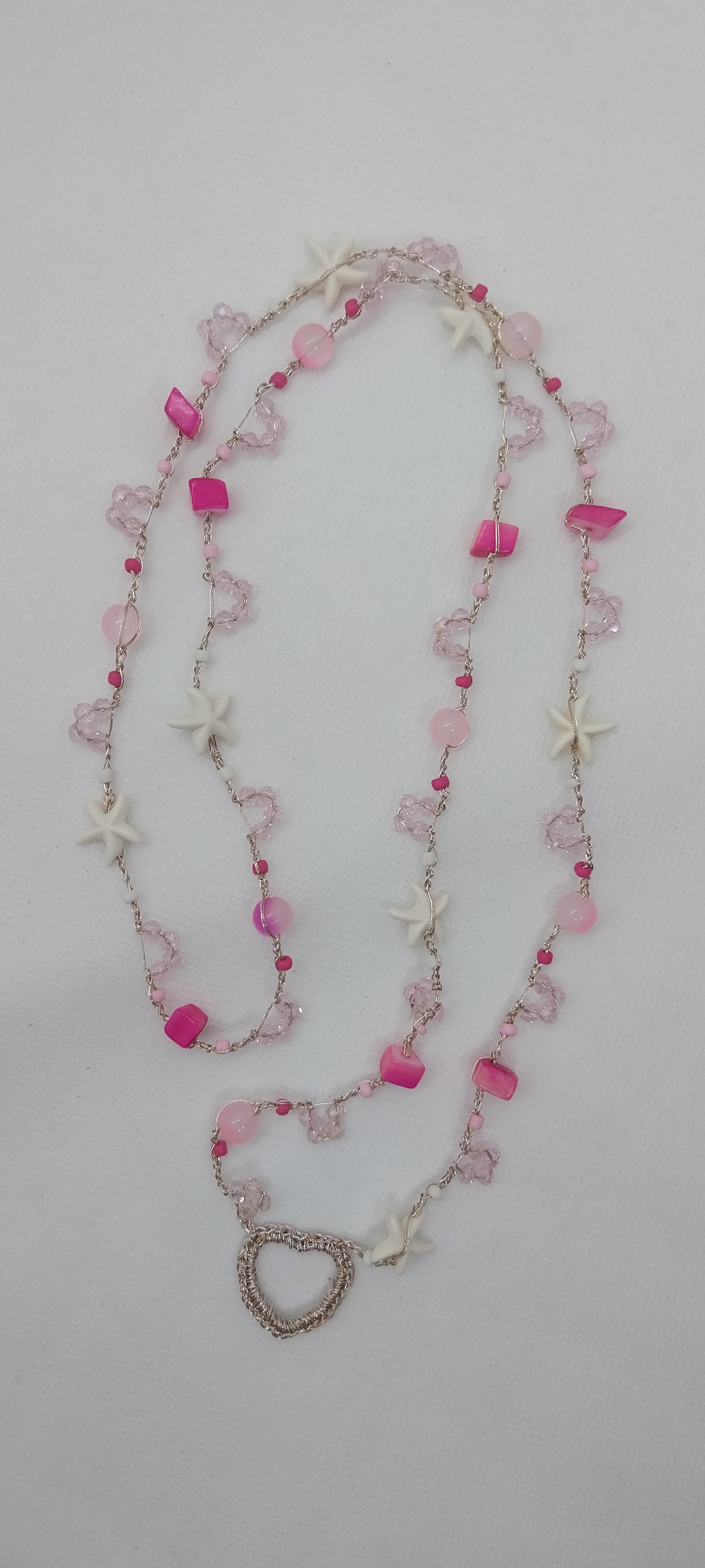 Collier coquillage rose et cœur porté