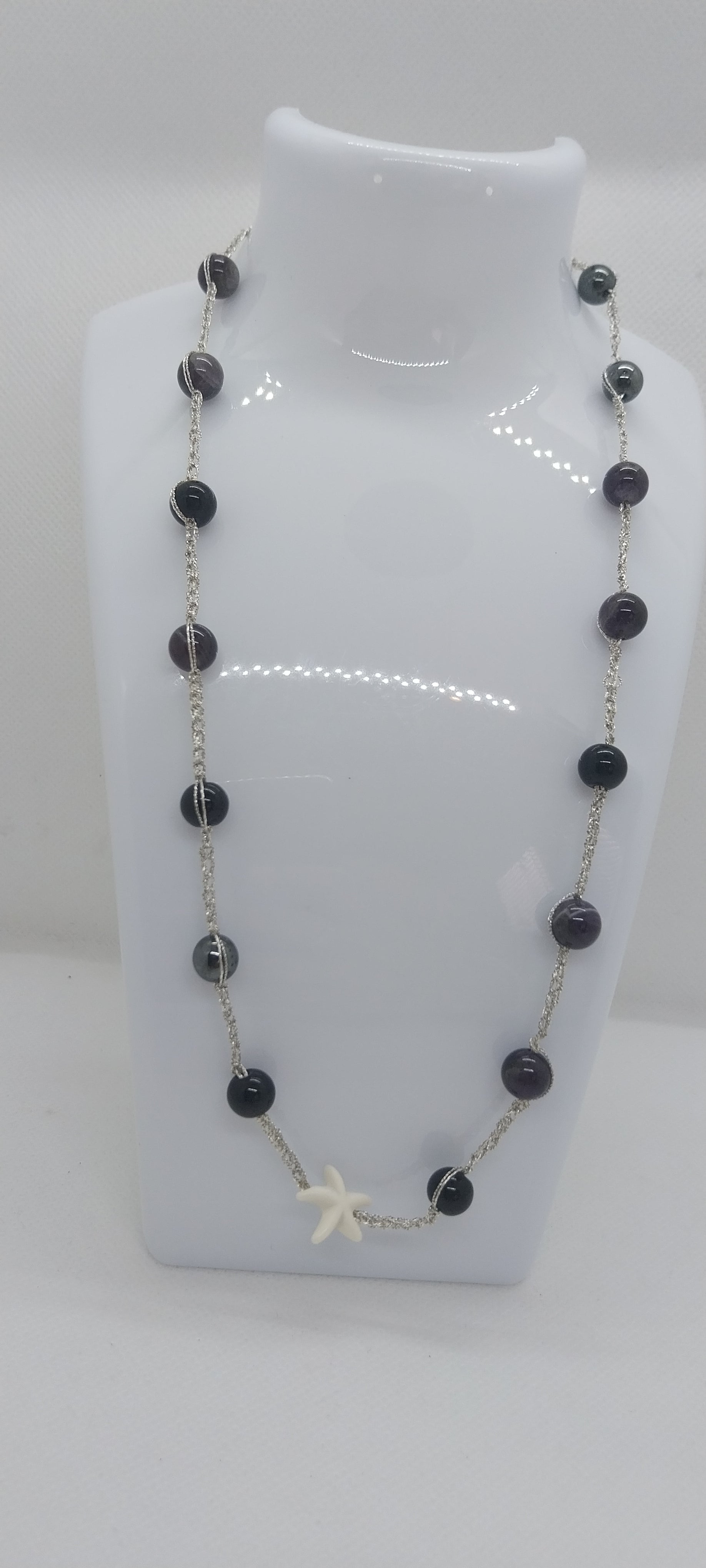 Pendentif Étoile de Mer – Grosse Perle Noire & Fil Argenté