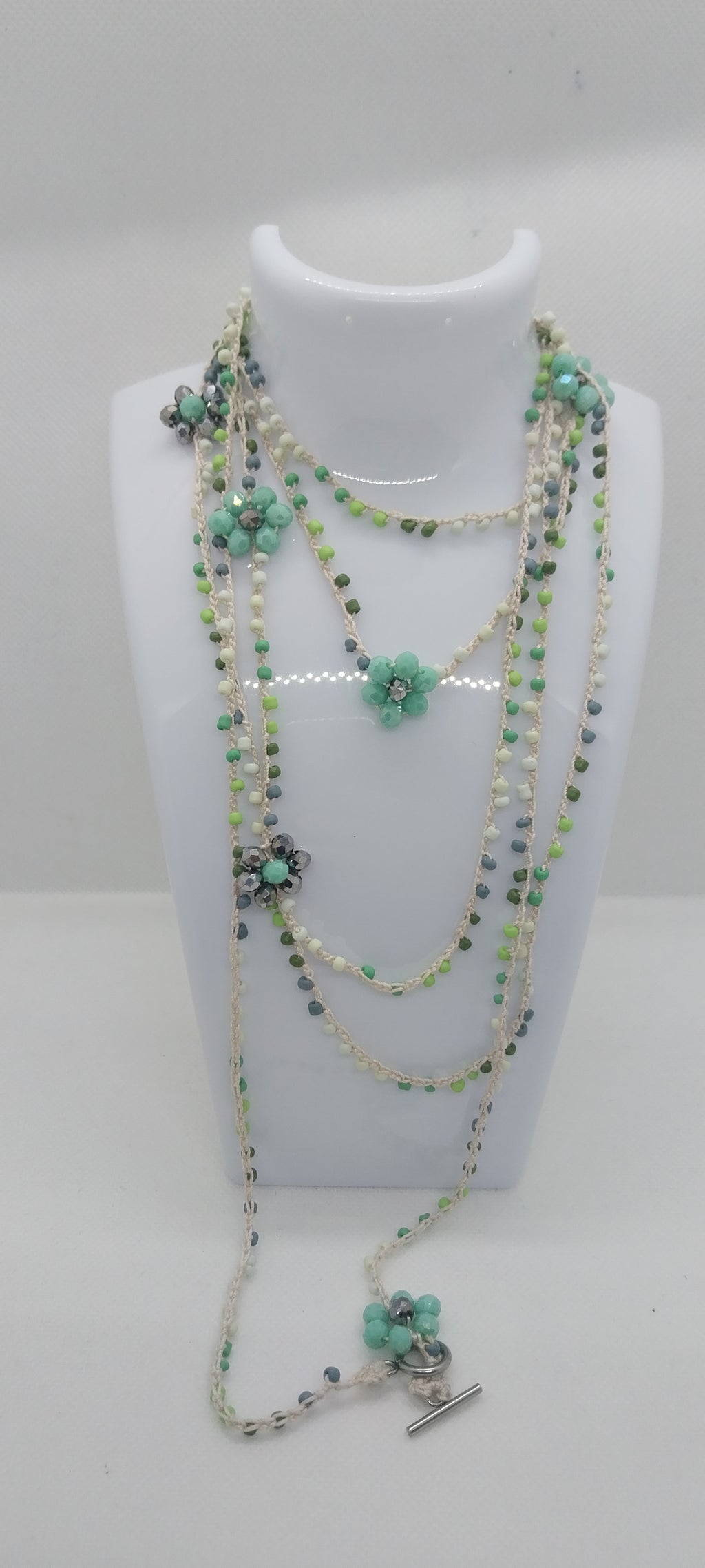 Sautoir Fil Coton – Perles de Rocaille & Grosse Fleur Verte et Grise Lumineuse