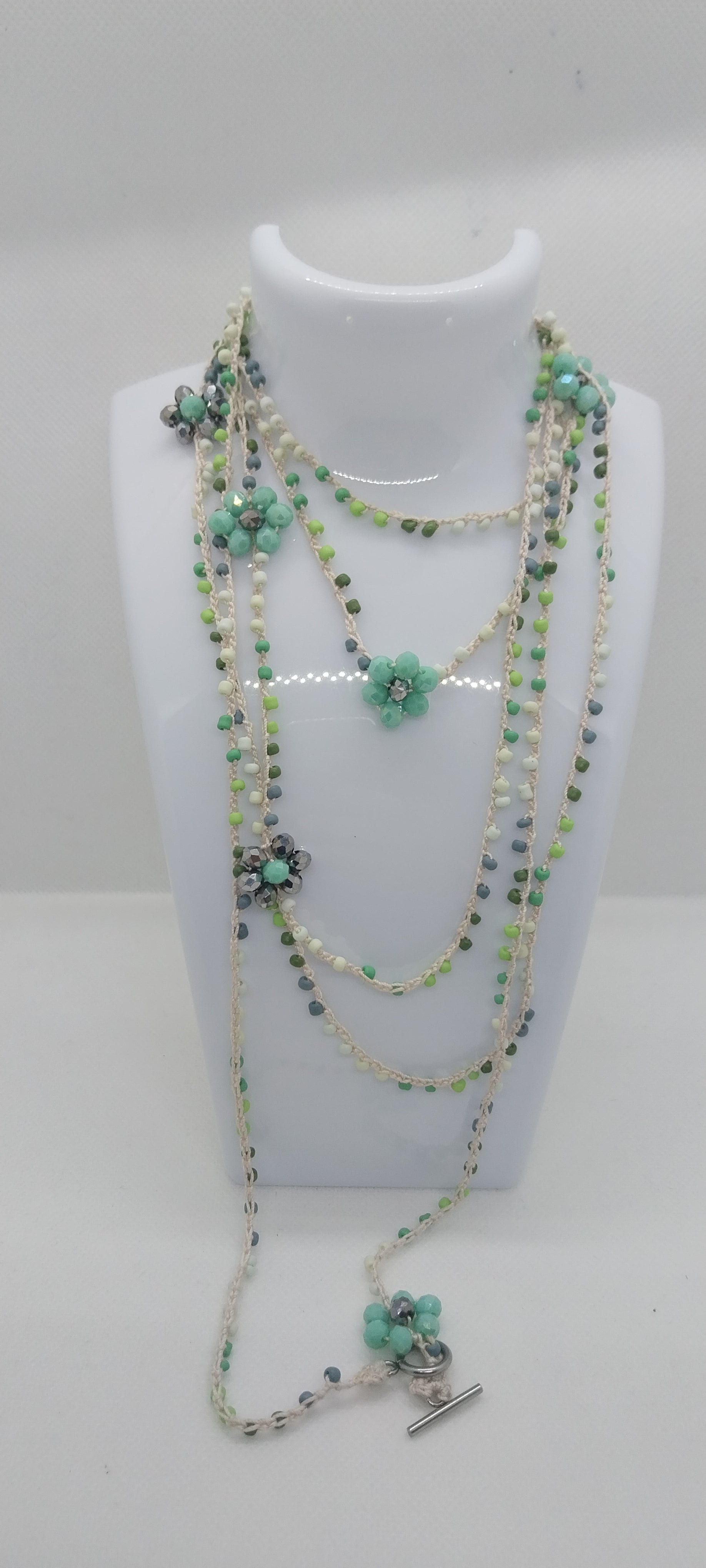 Sautoir Fil Coton – Perles de Rocaille & Grosse Fleur Verte et Grise Lumineuse