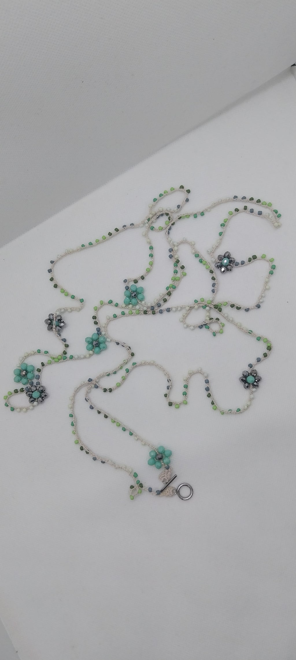 Sautoir Fil Coton – Perles de Rocaille & Grosse Fleur Verte et Grise Lumineuse