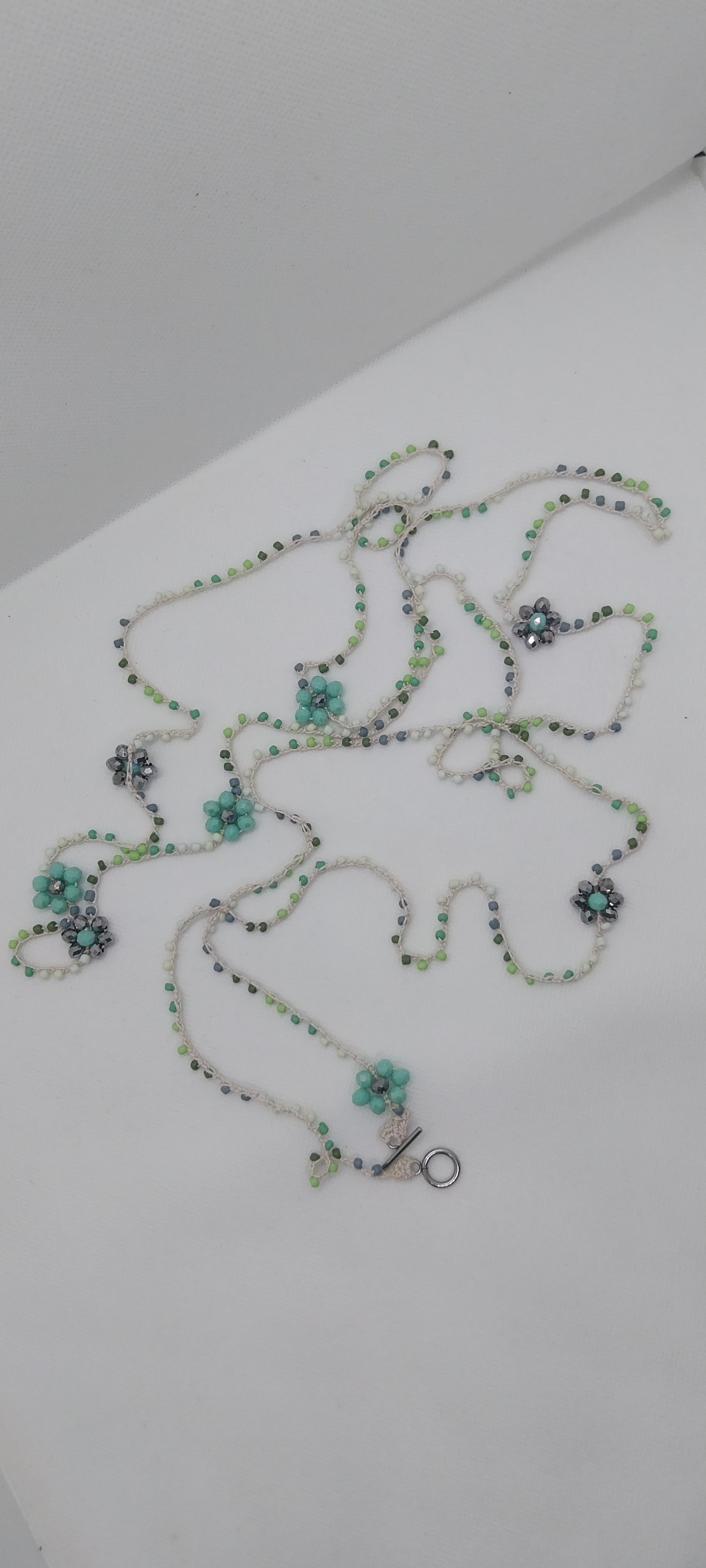 Sautoir Fil Coton – Perles de Rocaille & Grosse Fleur Verte et Grise Lumineuse