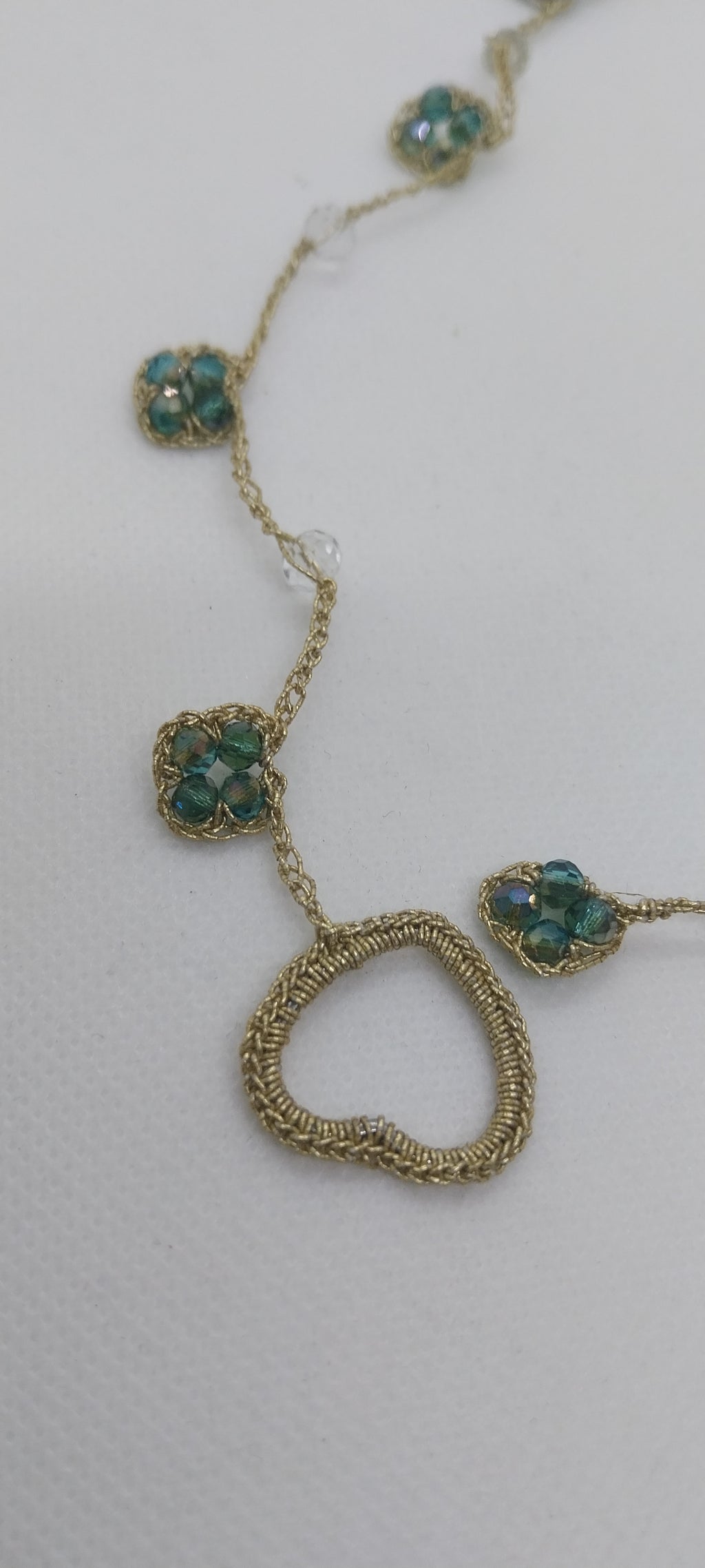 Sautoir Fil Doré – Pendentif Cœur & Perle Cristal Vert Foncé