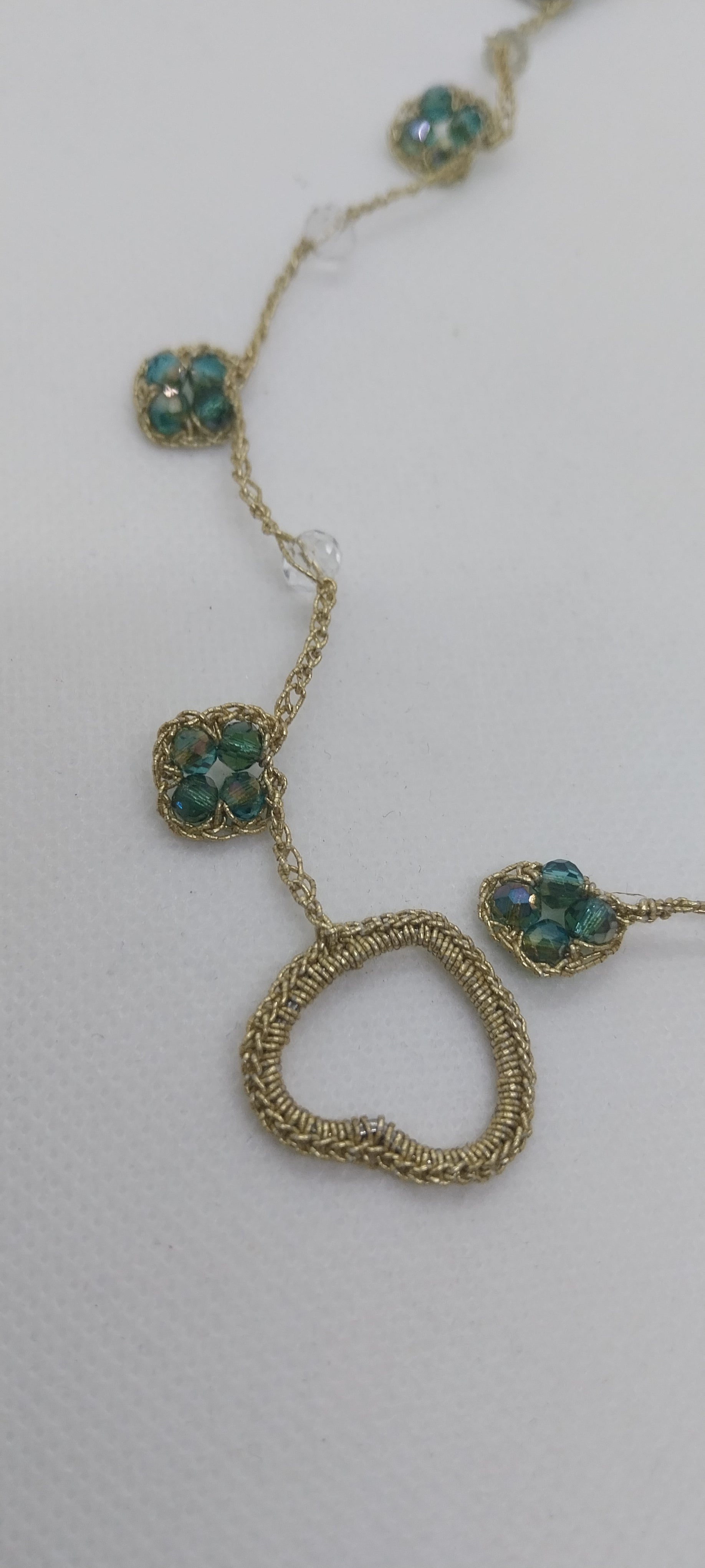 Sautoir Fil Doré – Pendentif Cœur & Perle Cristal Vert Foncé