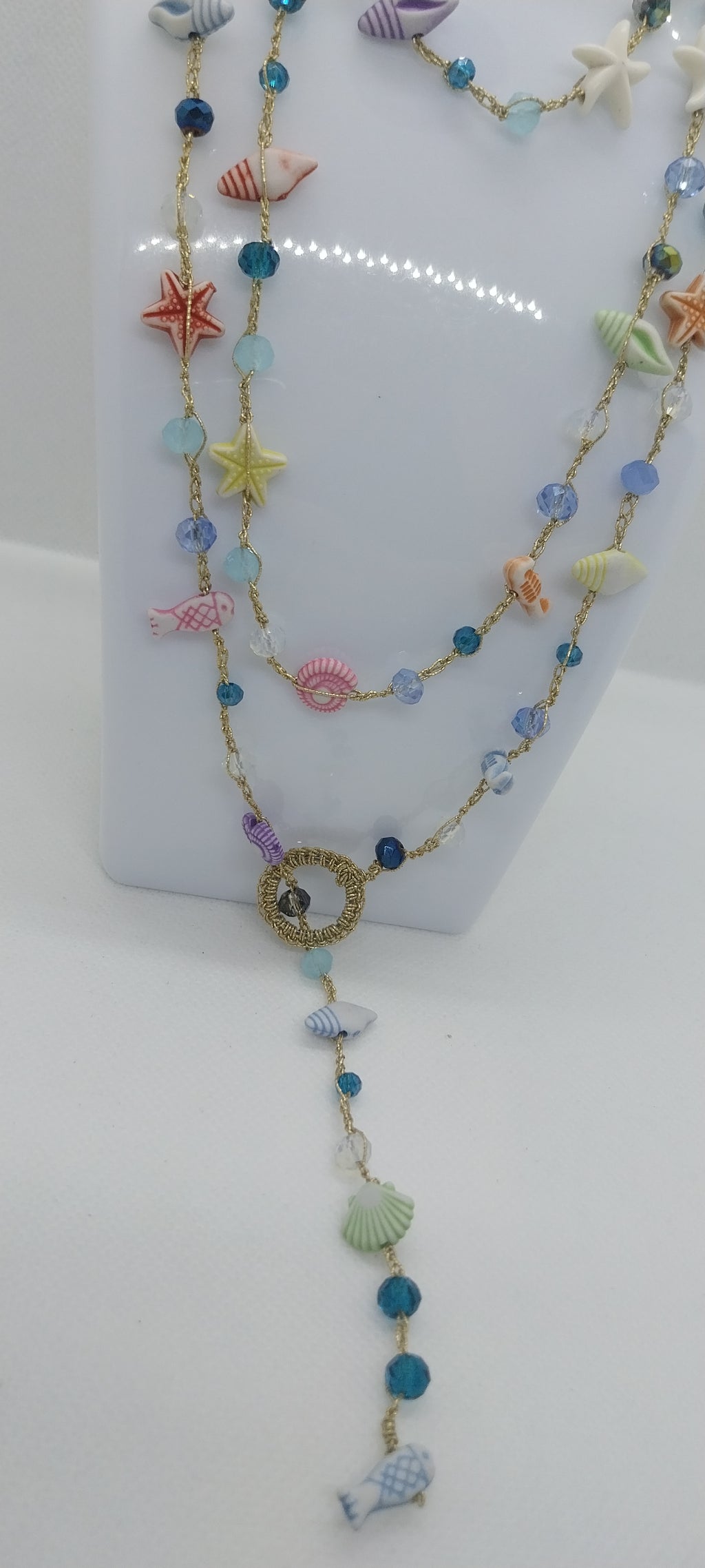 Sautoir Fil Doré – Multicolore, Coquillage & Perles Cristal
