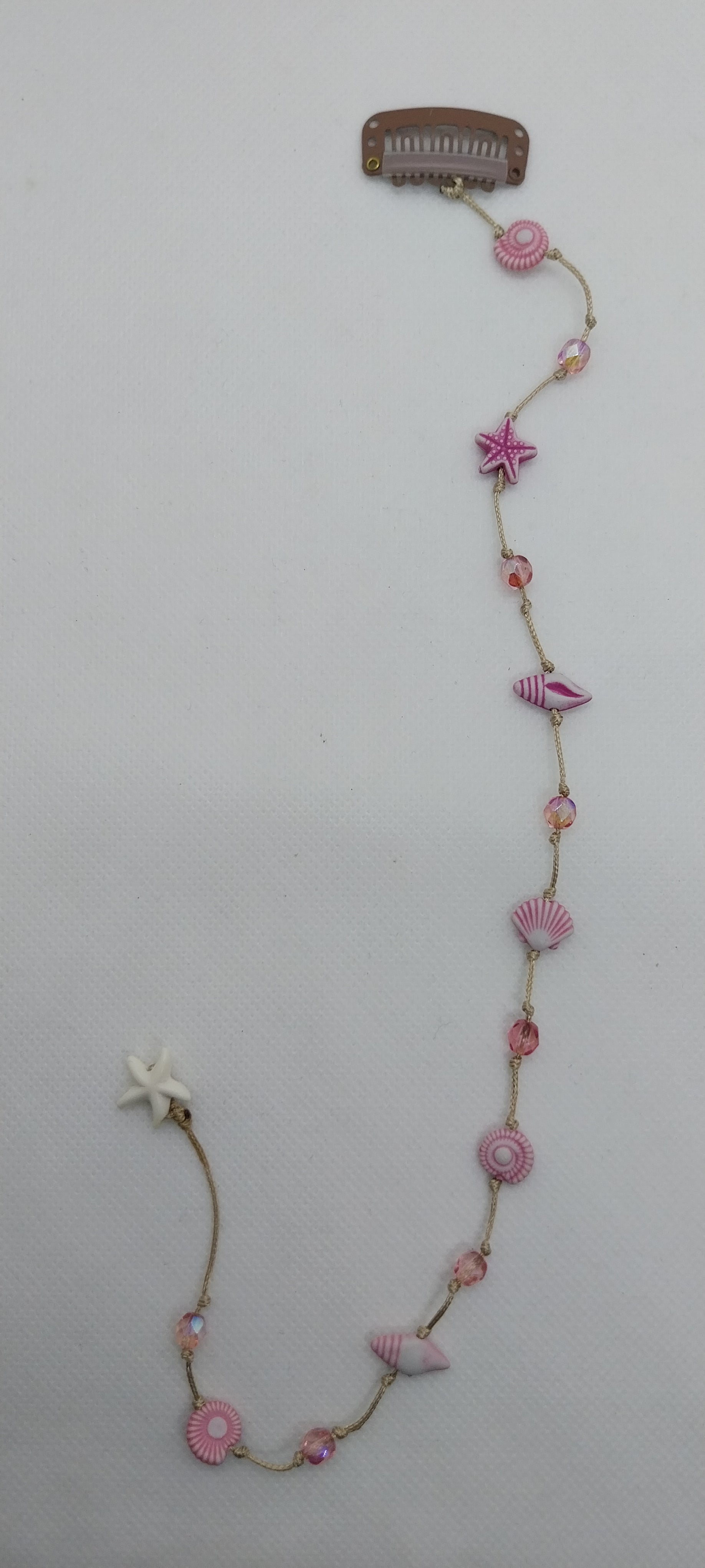 Bijou de cheveux rose orné de coquillage et perle cristal