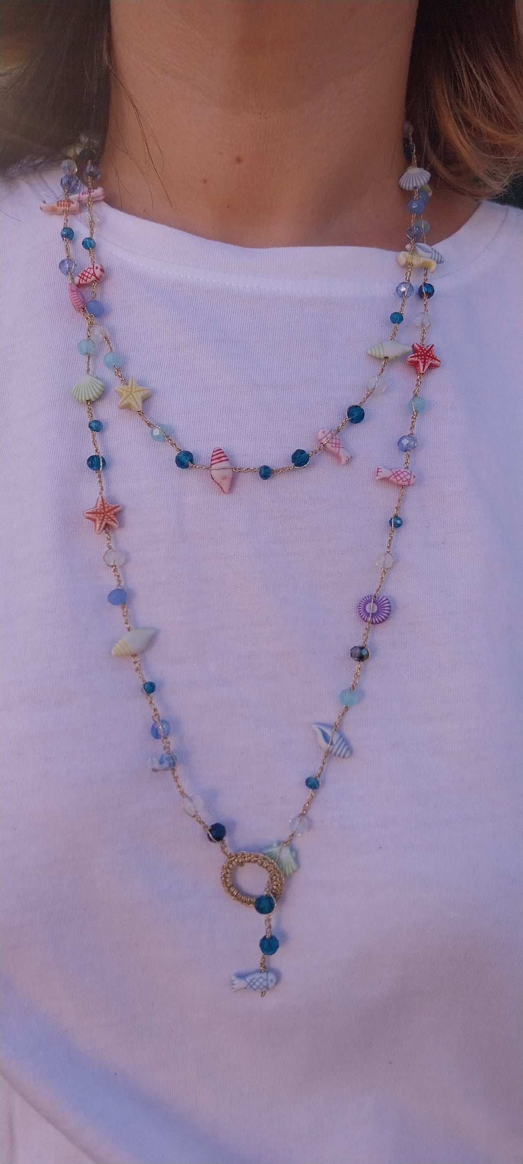 Sautoir Fil Doré – Multicolore, Coquillage & Perles Cristal