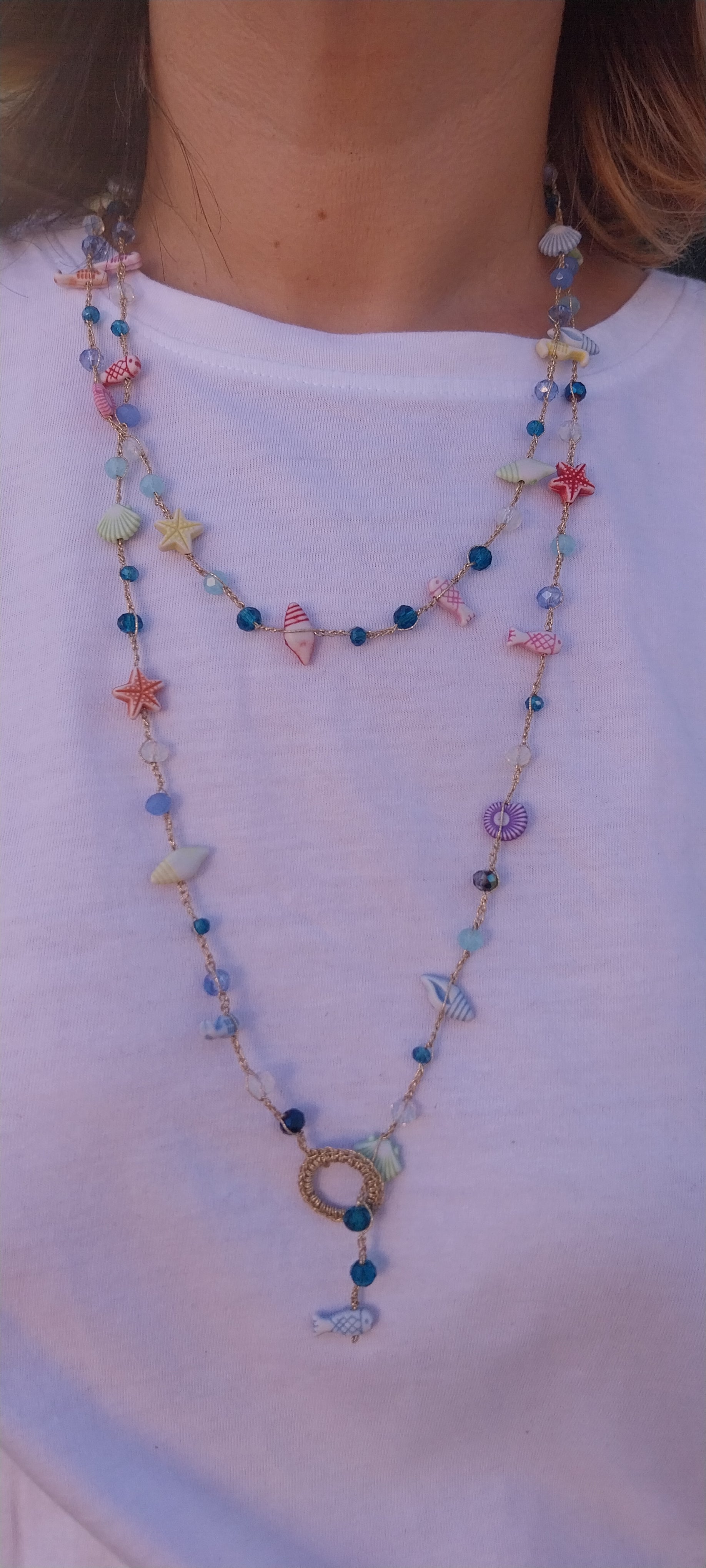 Sautoir Fil Doré – Multicolore, Coquillage & Perles Cristal