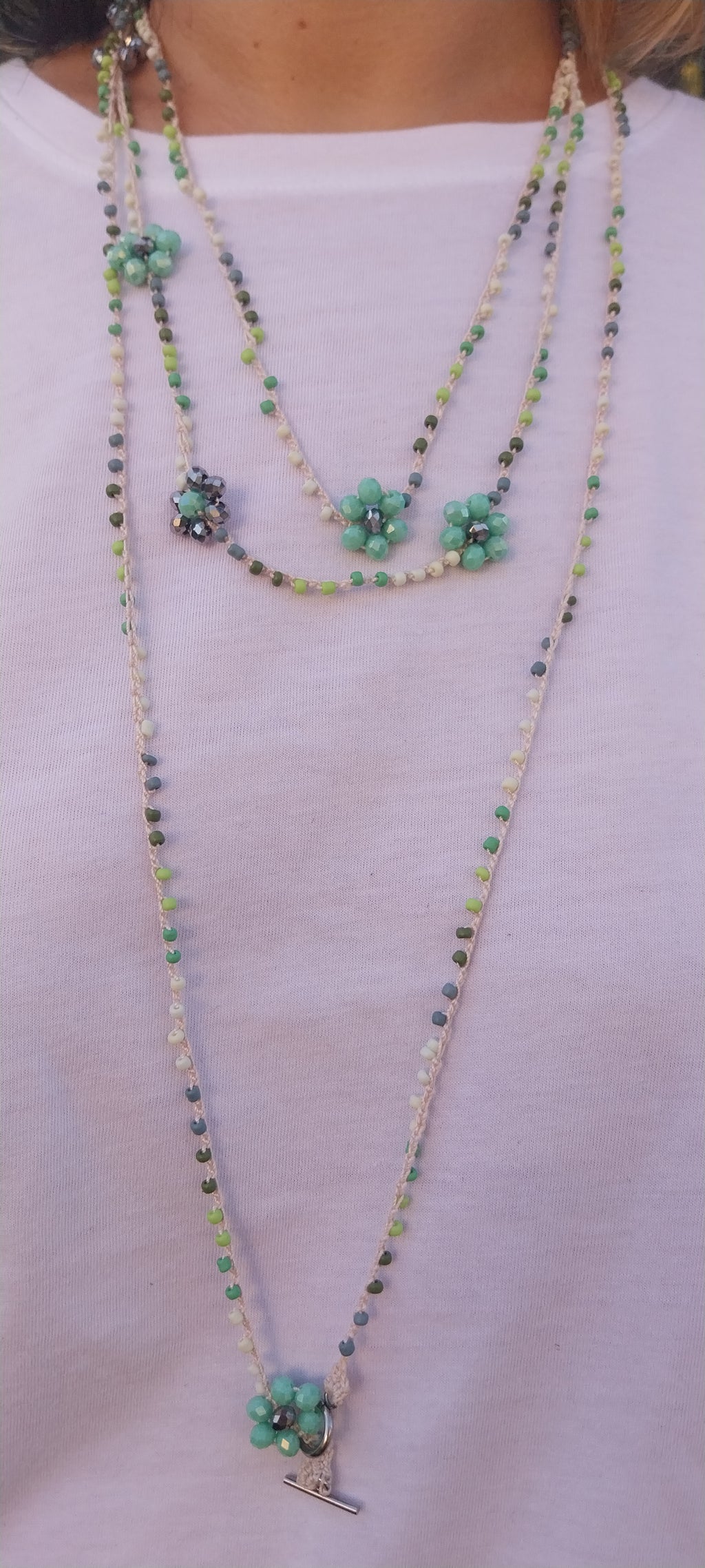 Sautoir Fil Coton – Perles de Rocaille & Grosse Fleur Verte et Grise Lumineuse