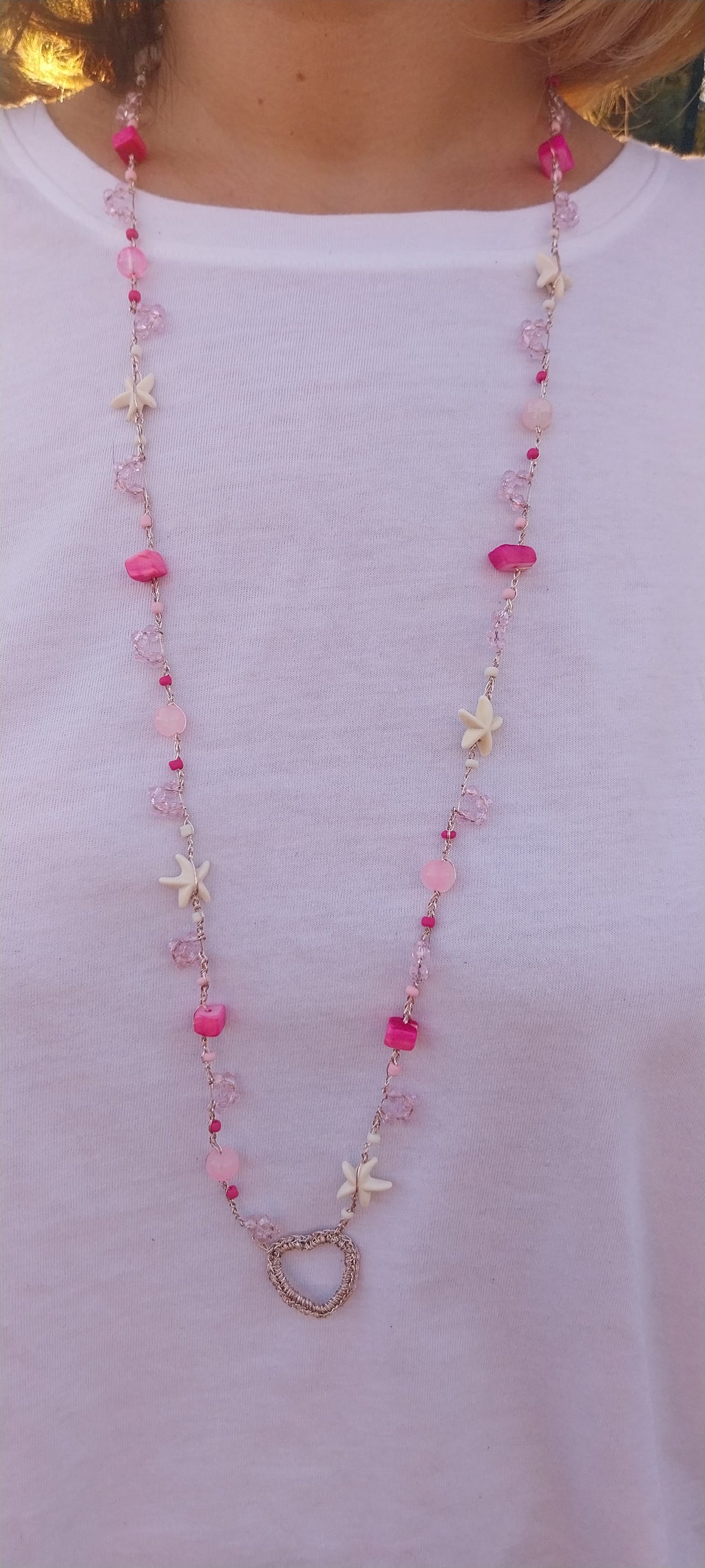 Collier coquillage rose et cœur posé à plat