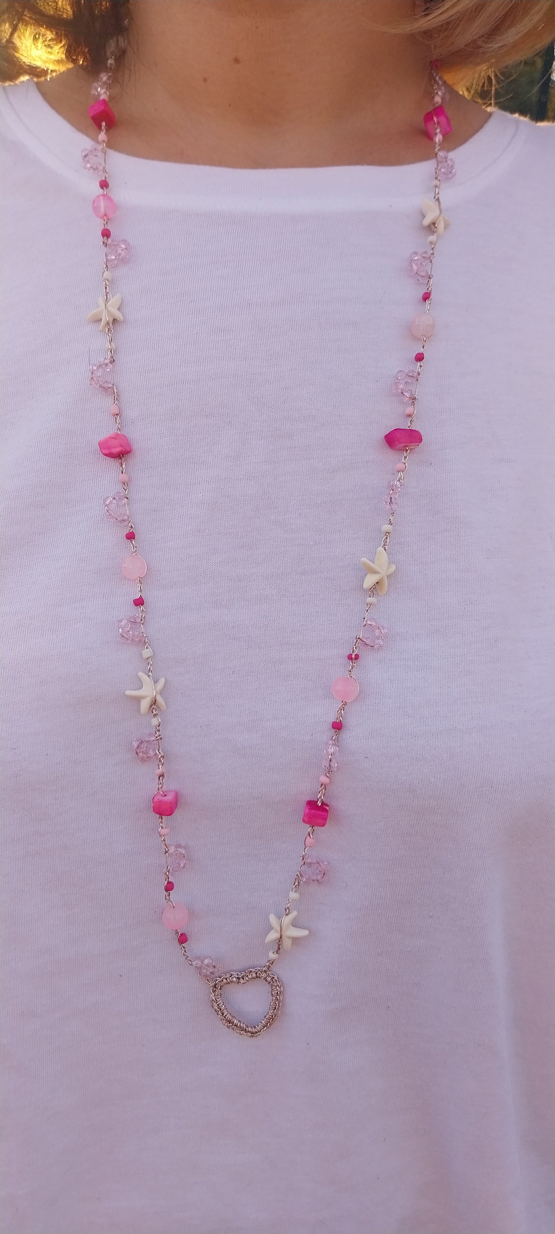 Collier coquillage rose et cœur posé à plat