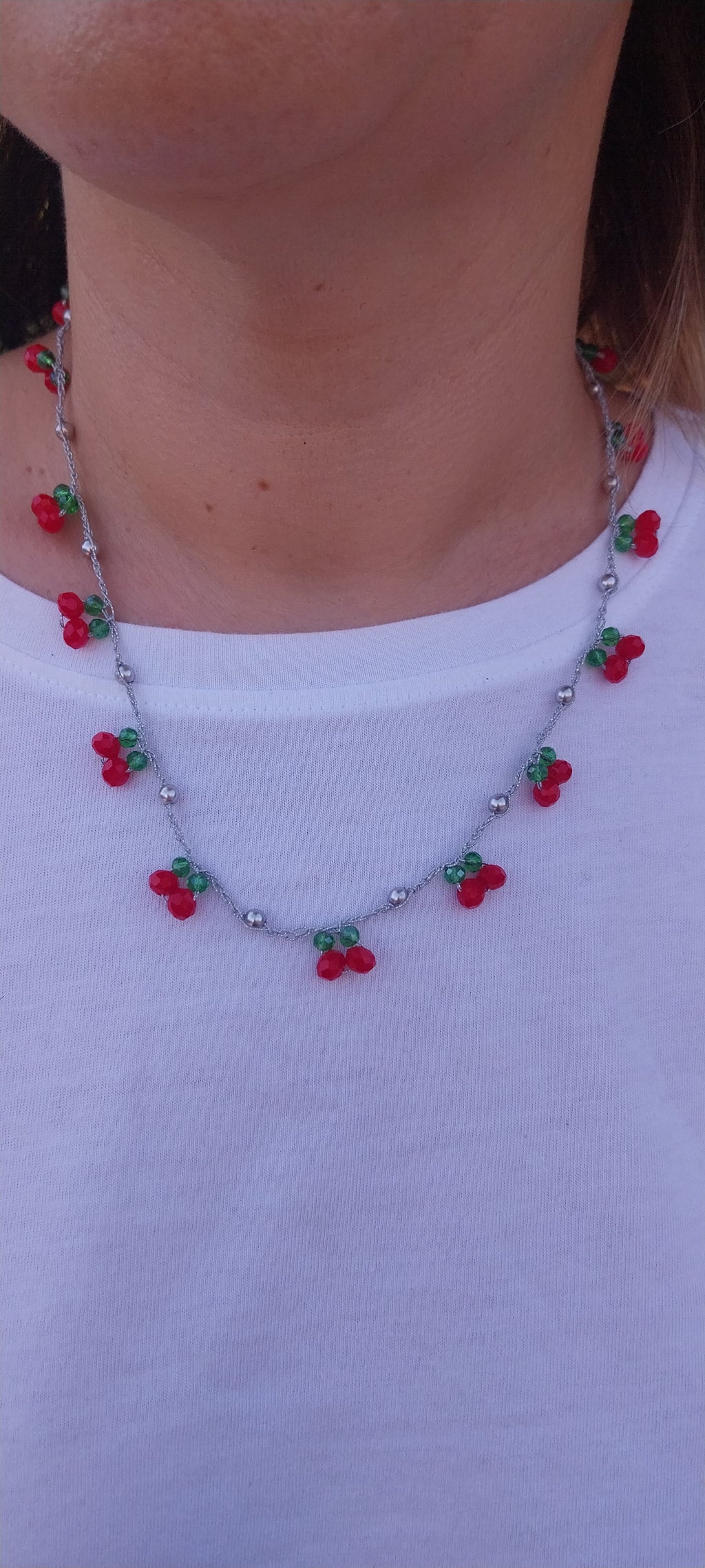 Collier cerises porté