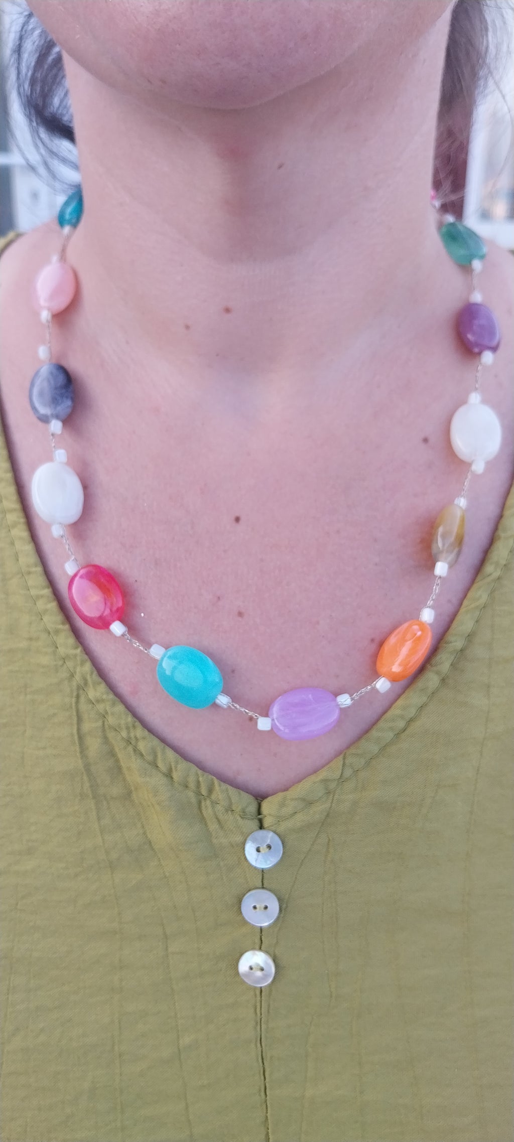 Collier fil or – Perles ovales pierres précieuses multicolores