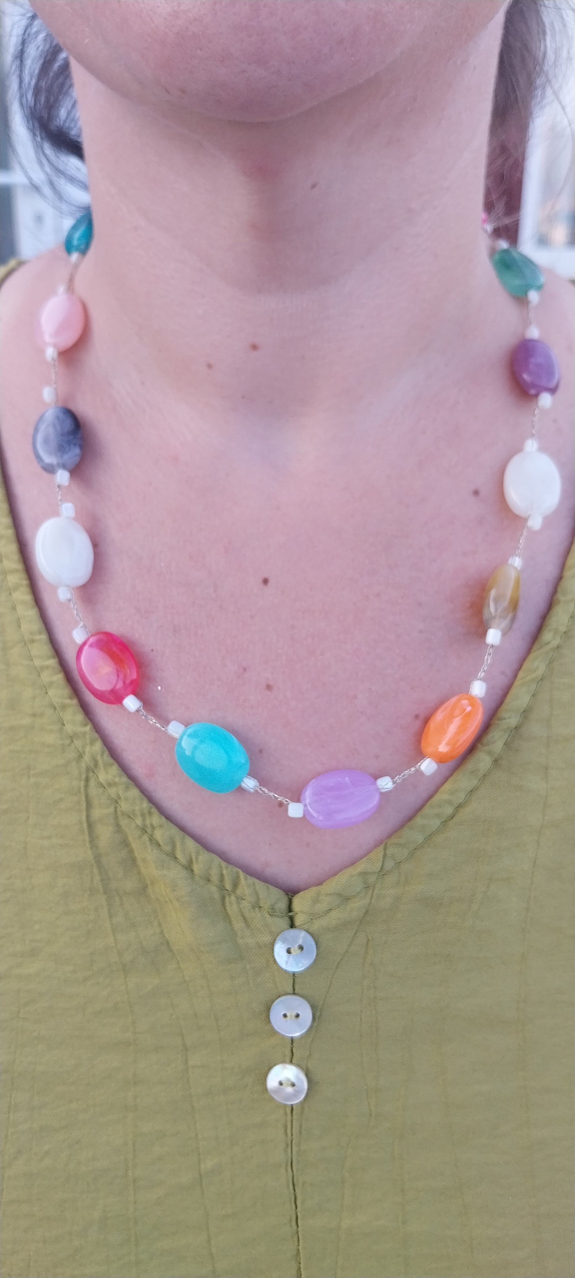 Collier fil or – Perles ovales pierres précieuses multicolores