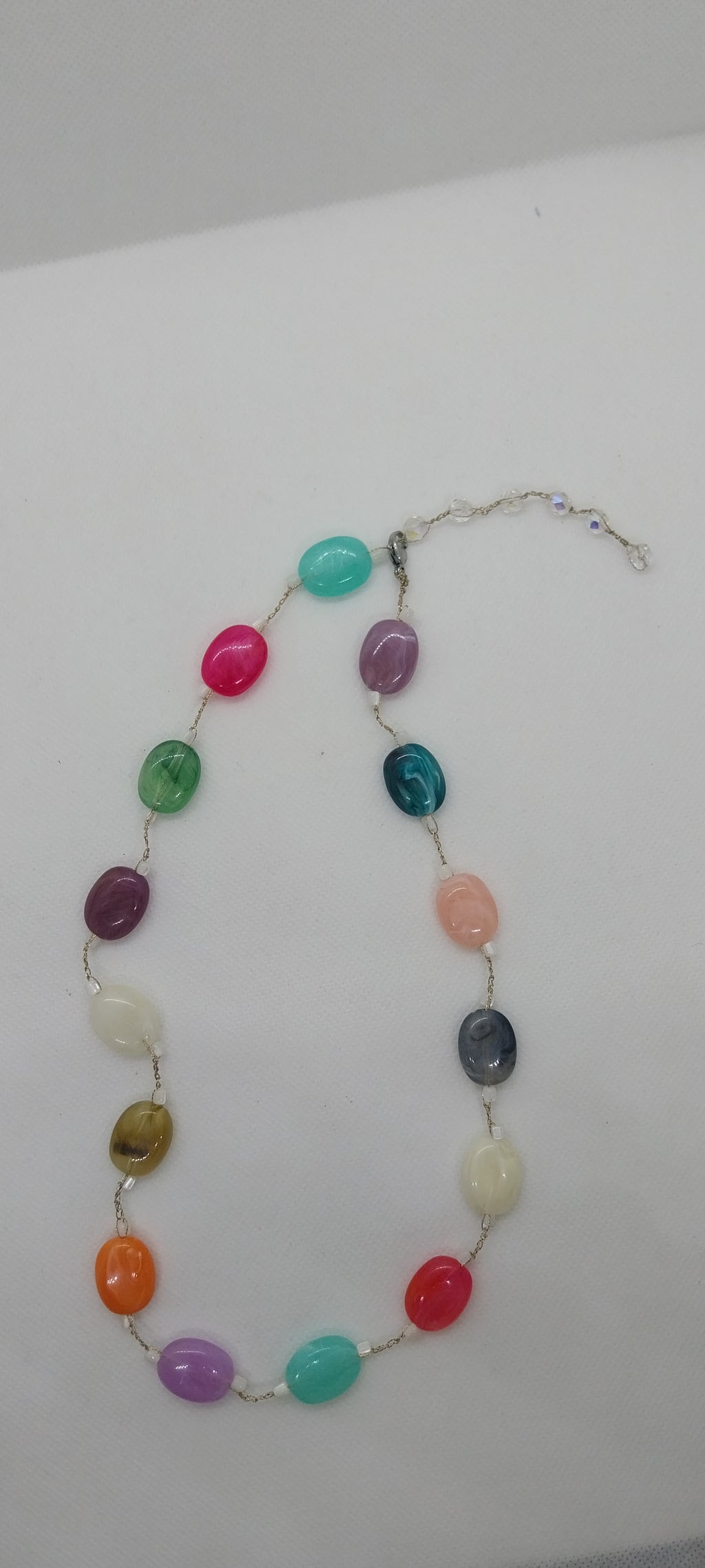 Collier fil or – Perles ovales pierres précieuses multicolores