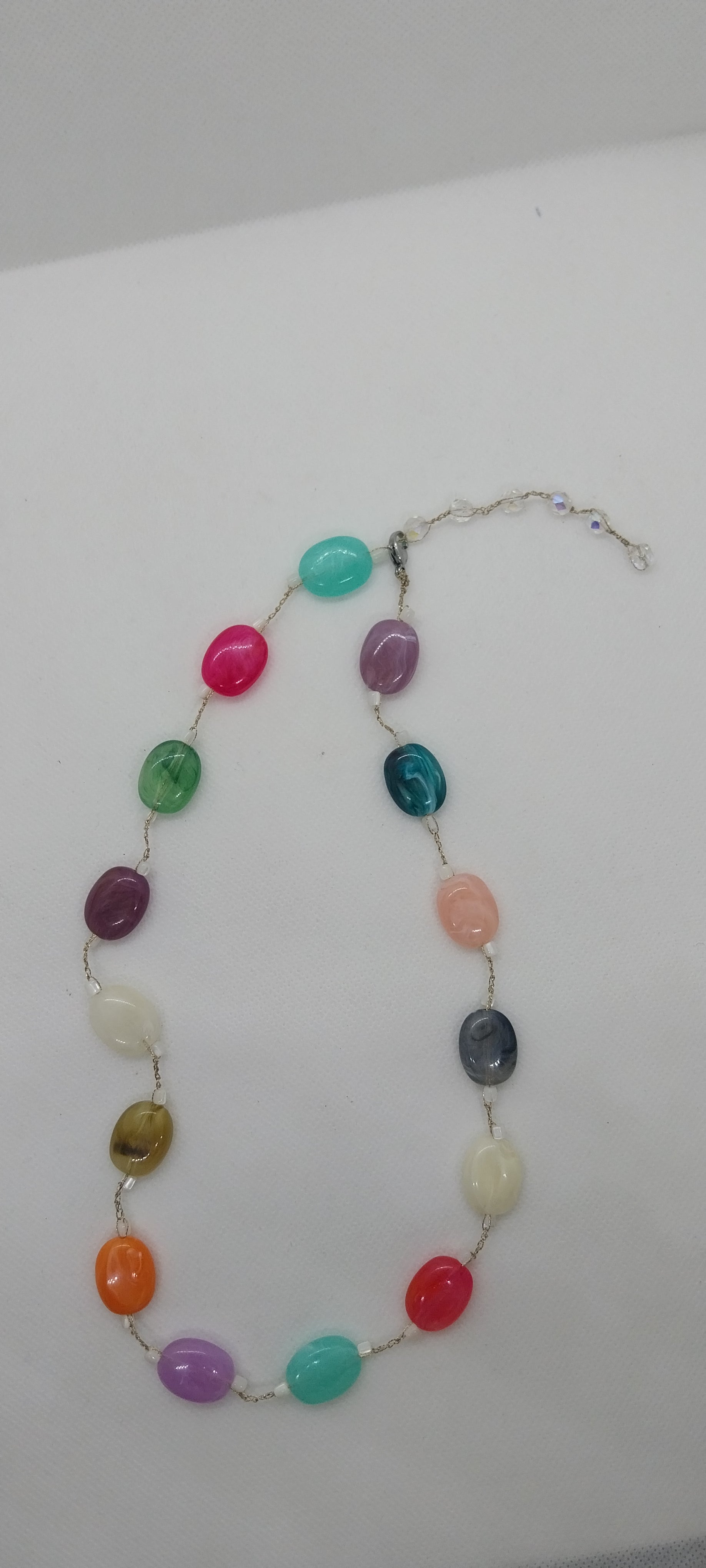 Collier fil or – Perles ovales pierres précieuses multicolores