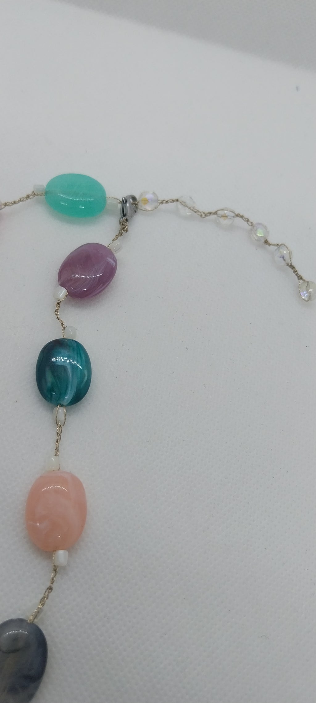 Collier fil or – Perles ovales pierres précieuses multicolores