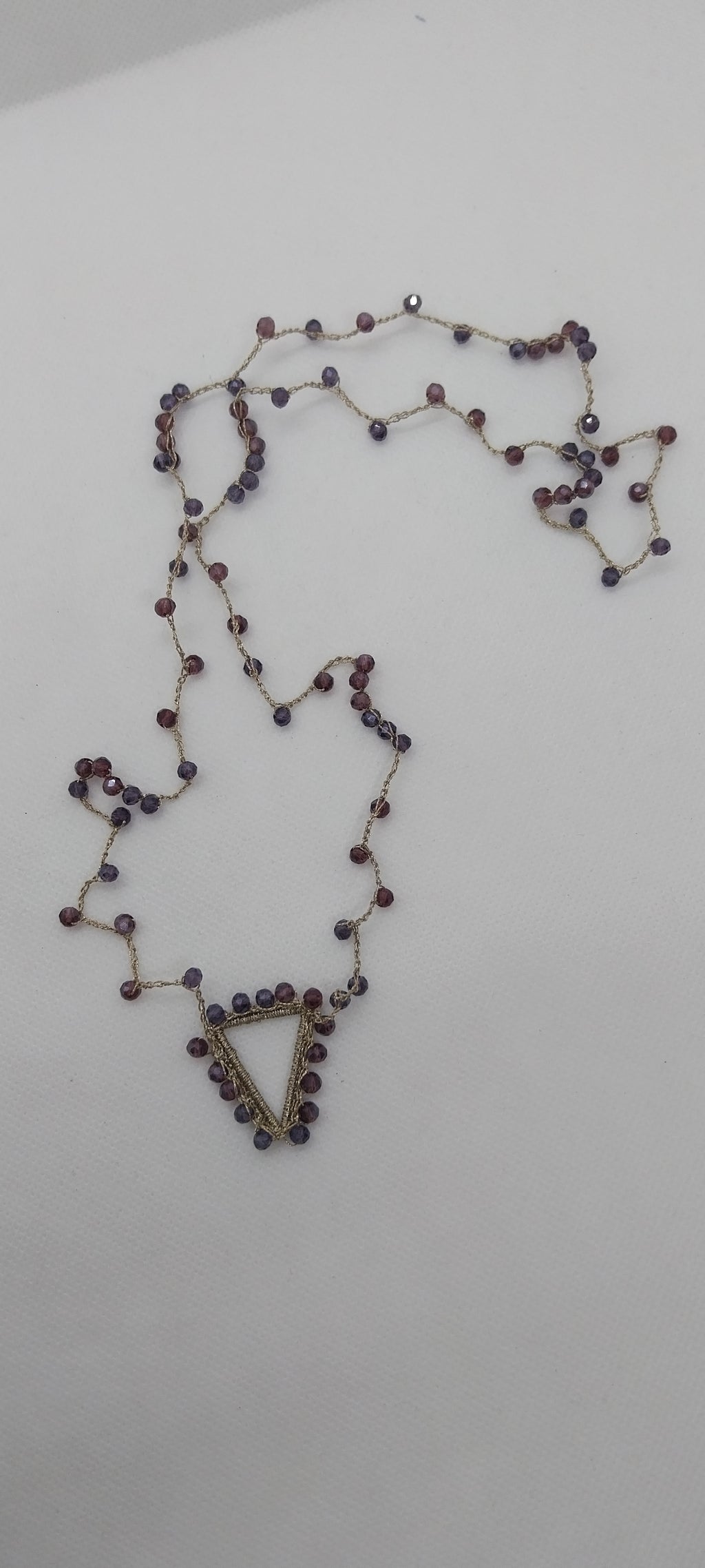 Collier perle de cristal violet – Pendentif triangle