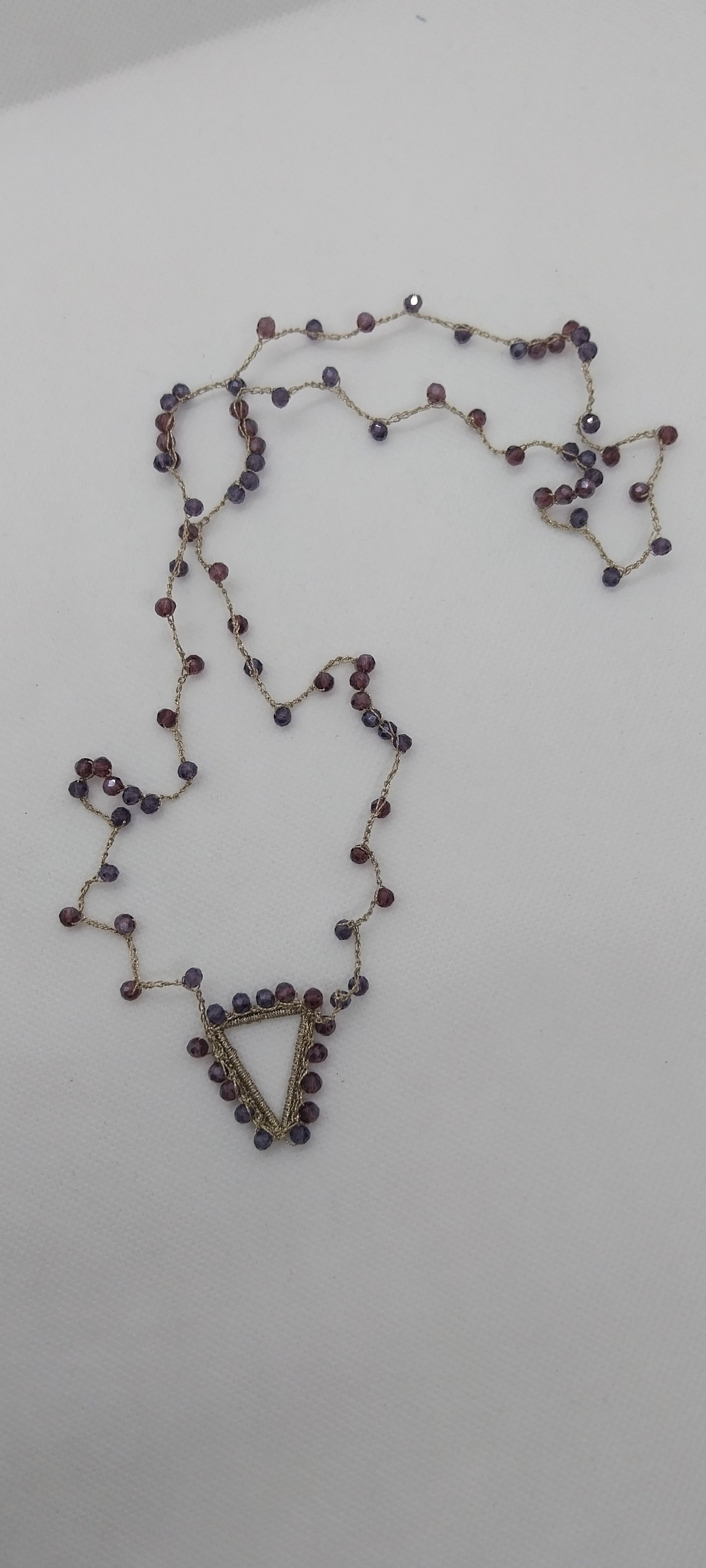 Collier perle de cristal violet – Pendentif triangle
