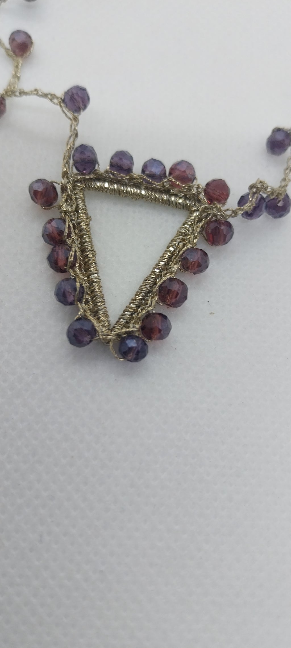 Collier perle de cristal violet – Pendentif triangle