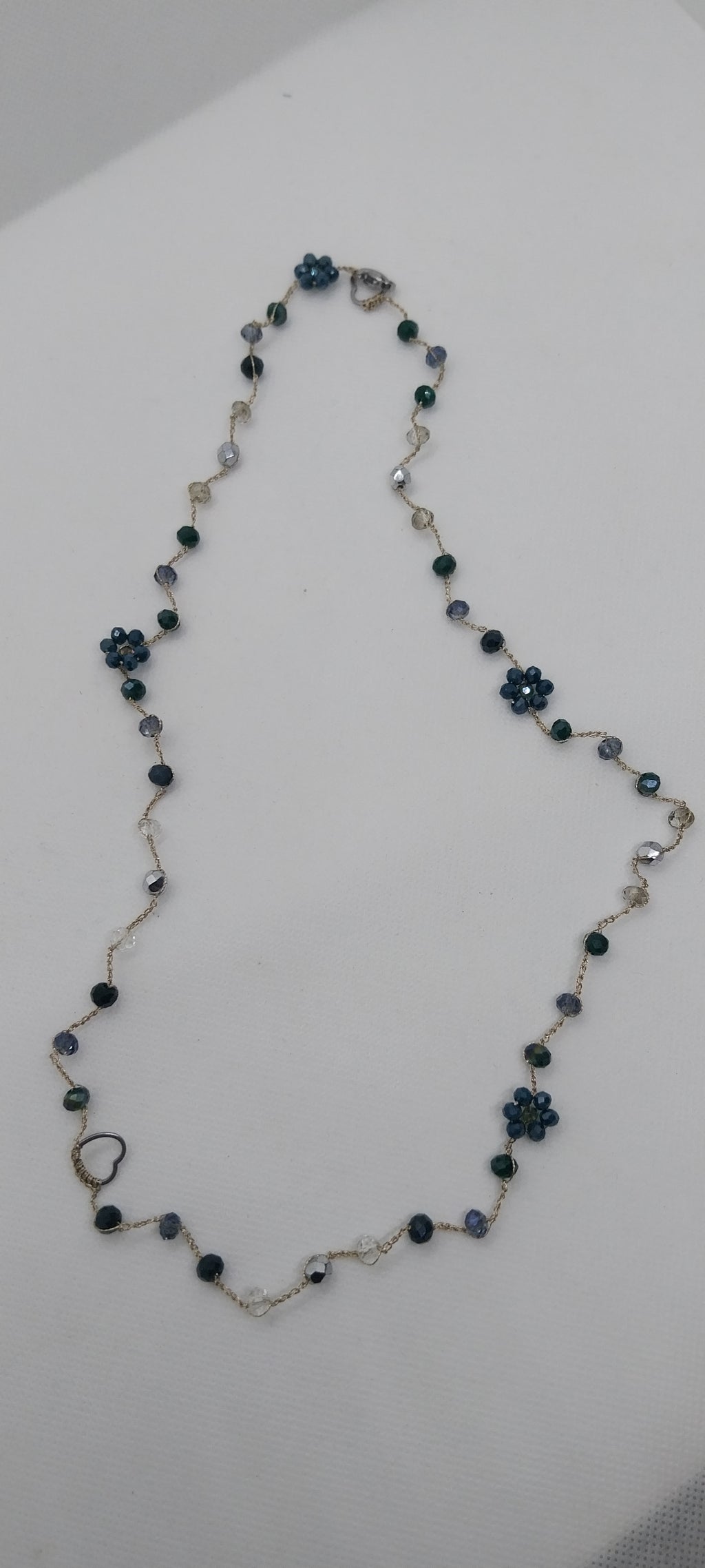 Collier crochet gris et vert foncé – Perles de cristal & fleurs
