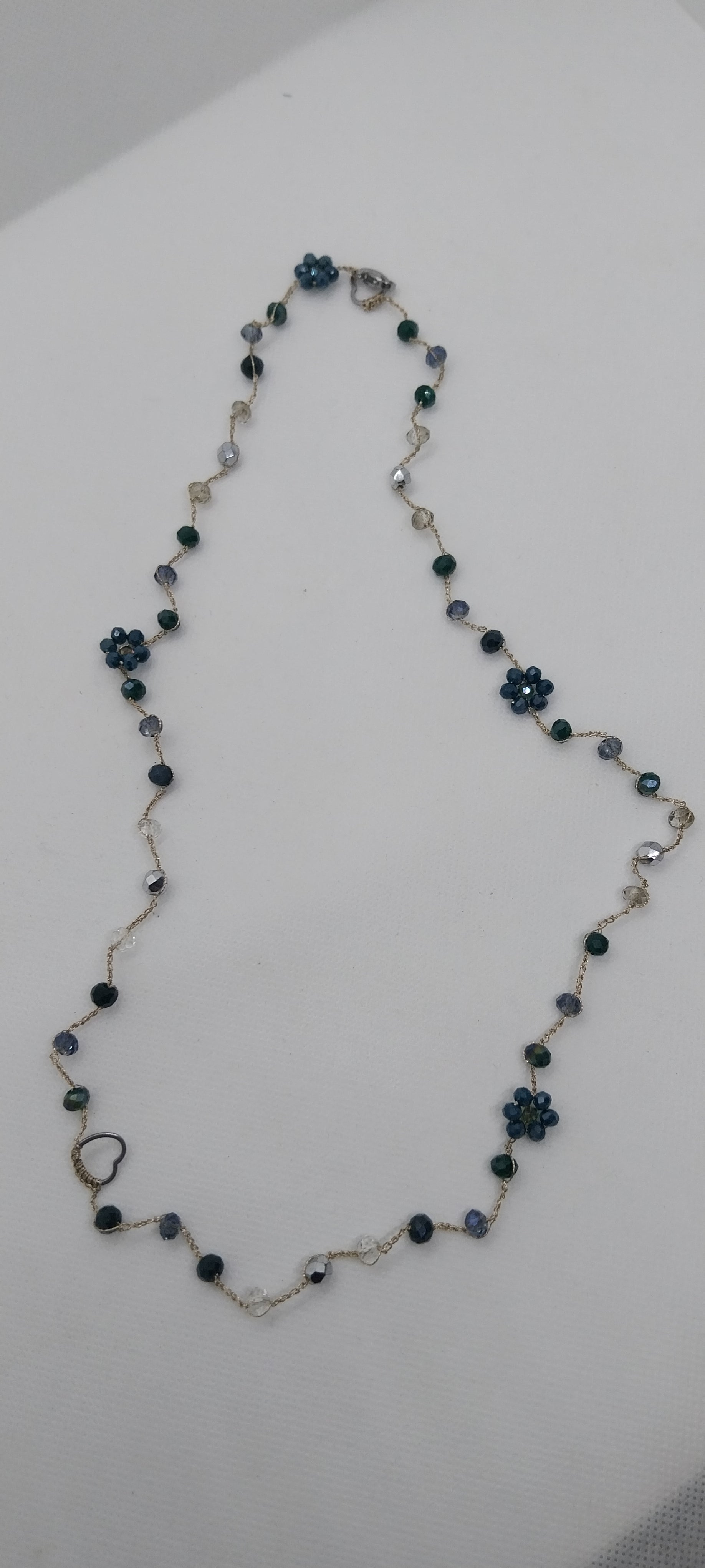 Collier crochet gris et vert foncé – Perles de cristal & fleurs